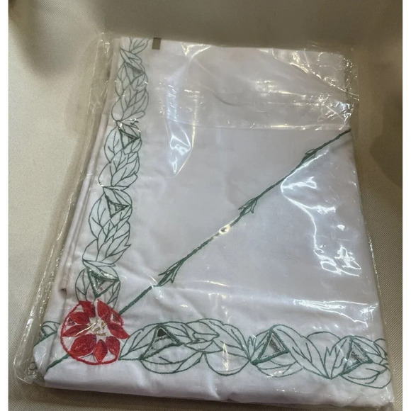 Sunweave Poinsettia Holiday Garland Embroidered 6‎ Napkins + Tablecloth NEW - Picture 2 of 2